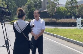 壹乐娱乐集团副总裁李辉华接受记者采访 ，尽壹乐娱乐之责，确保九江市的稳保供工作